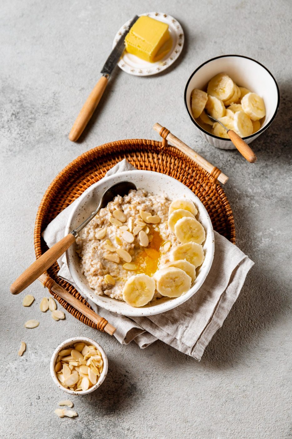 Breakfast oats with banana & almonds